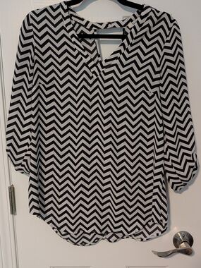 Black Rainn Black & White Chevron V-Neck Blouse